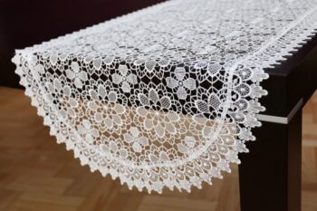 Kolekcia krajkových obrusov z našej ponuky je univerzálnym a dekoratívnym prvkom. Zaujímavý “hačkovaný” vzor vnesie do miestnosti zaujímavý akcent. Môžete ho použiť pri špeciálnych príležitostostiach, ale aj v bežný deň, nakoľko je veľmi praktický vďaka materiálu, z ktorého je vyrobený. Je odolný voči škvrnám a mechanickému poškodeniu.
