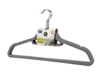 Sada flokovaných vešiakov na šaty (5 ks) PABLO bude skvelým pomocníkom a neodmysliteľnou súčasťou pri skladovaní oblečenia do skríň alebo šatníkov. Vyrobené sú z vysokokvalitného plastu, čalúnené látkou, ktorá je pred poškodením chránená flokovaným povrchom, vďaka ktorému sa tiež oblečenie…