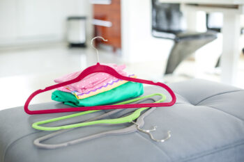 Sada flokovaných vešiakov na šaty (5 ks) PABLO bude skvelým pomocníkom a neodmysliteľnou súčasťou pri skladovaní oblečenia do skríň alebo šatníkov. Vyrobené sú z vysokokvalitného plastu, čalúnené látkou, ktorá je pred poškodením chránená flokovaným povrchom, vďaka ktorému sa tiež oblečenie…