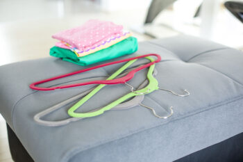 Sada flokovaných vešiakov na šaty (5 ks) PABLO bude skvelým pomocníkom a neodmysliteľnou súčasťou pri skladovaní oblečenia do skríň alebo šatníkov. Vyrobené sú z vysokokvalitného plastu, čalúnené látkou, ktorá je pred poškodením chránená flokovaným povrchom, vďaka ktorému sa tiež oblečenie…