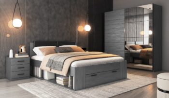 Zostava PALINDA je v elegantnom a nadčasovom prevedení. Tmavé odtiene nábytku vytvárajú harmóniu domova.  Pre ľudí, ktorí majú radi spojenie elegancie a funkčnosti je spálňová zostava PALINDA vynikajúcim riešením. Zostava je vyrobená z kvalitných LTD dosiek. Farebné prevedenie: dub Carbon. PALINDA 51 posteľ 160 - rozmery (š,v,h): 166 x 101 x 205 cm. 2 x PALINDA 22 nočné stolíky - rozmery (š,v,h): 47 x 56 x 42 cm. PALINDA 67 šatníková skriňa 200 cm - rozmery (š,v,h): 200 x 210 x 61 cm. Posteľ PALINDA má spaciu plochu 160 x 200 cm. Matrac a rošt nie sú súčasťou postele. Môžete si ich u nás dokúpiť vo veľkosti 2 x 80 cm, resp. 160 x 200 cm.Šatníková skriňa je dvojdverová. Dvere sú posuvné. Vo vnútri sa nachádza 5 políc a jedna šatníková tyč. Dodávame v demontovanom stave..
