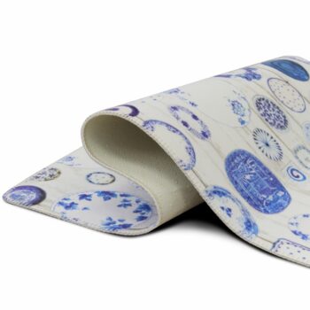 Milujete tradičnú modranskú keramiku? S kobercom PARLIN budete mať jej nádych priamo doma. Veľmi zaujímavý dizajn v podaní kombinácie modrej s krémovou robí z tohto koberca unikátny kúsok. Výrazný vzor, ktorý ho zdobí určite neunikne ani jednému pohľadu. Vyrobený je zo 100% polyestera, ktorý mu…