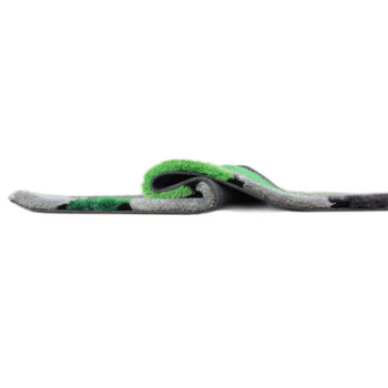 Pocíťte kúsok prírody aj vo Vašom príbytku! Koberec PEBBLE TYP 1 so svojimi prírodnými motívmi pripomínajúcimi kamene vo Vás vyčarí pocit, akoby ste naozaj kráčali po zaoblených kameňoch obrastených jemným machom. Jeho hebkosť zaručuje zhotovenie zo 100% polyesteru. Zemité farby zelená, sivá…