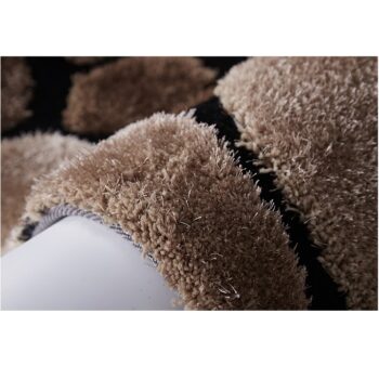 Pocíťte kúsok prírody aj vo Vašom príbytku! Koberec PEBBLE TYP 2 so svojimi prírodnými motívmi pripomínajúcimi kamene vo Vás vyčarí pocit, akoby ste naozaj kráčali po zaoblených kameňoch obrastených jemným machom. Jeho hebkosť zaručuje zhotovenie zo 100% polyesteru. Zemité farby hnedá, béžová…