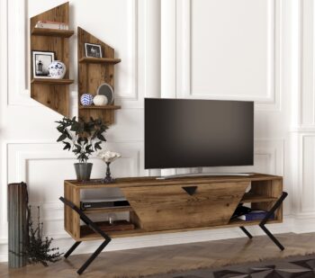 Dizajnový TV stolík PEG PEREGO vás vďaka svojmu netradičnému prevedeniu prenesie do sveta orientu. Je charakteristický výraznou kresbou dreva, ktorá je doplnená metalovými prvkami v podobe trojuholníkových úchytov a kovových tvarovaných nožičiek. Skrinka poskytuje dostatok úložného priestoru vo forme otvorených políc ako aj zatvorenej skrinky s výklopom. Súčasťou TV stolíka DELUXE LOST sú aj praktické závesné police, ktoré ideálne poslúžia na vystavenie dekorácií či kníh. Farebné prevedenie: čierny kov / LydiaRozmery: (š/v/h) 140 x 49,2 x 34,8 (ďalšie rozmery v nákrese)Dodávame v demonte. V ponuke aj konferenčný stolík v rovnakom prevedení. (viď. Príslušenstvo)