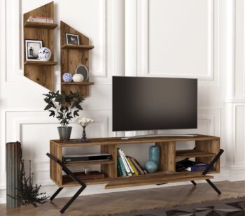 Dizajnový TV stolík PEG PEREGO vás vďaka svojmu netradičnému prevedeniu prenesie do sveta orientu. Je charakteristický výraznou kresbou dreva, ktorá je doplnená metalovými prvkami v podobe trojuholníkových úchytov a kovových tvarovaných nožičiek. Skrinka poskytuje dostatok úložného priestoru vo forme otvorených políc ako aj zatvorenej skrinky s výklopom. Súčasťou TV stolíka DELUXE LOST sú aj praktické závesné police, ktoré ideálne poslúžia na vystavenie dekorácií či kníh. Farebné prevedenie: čierny kov / LydiaRozmery: (š/v/h) 140 x 49,2 x 34,8 (ďalšie rozmery v nákrese)Dodávame v demonte. V ponuke aj konferenčný stolík v rovnakom prevedení. (viď. Príslušenstvo)