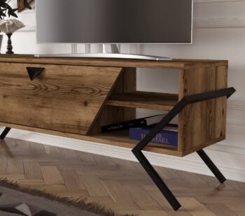 Dizajnový TV stolík PEG PEREGO vás vďaka svojmu netradičnému prevedeniu prenesie do sveta orientu. Je charakteristický výraznou kresbou dreva, ktorá je doplnená metalovými prvkami v podobe trojuholníkových úchytov a kovových tvarovaných nožičiek. Skrinka poskytuje dostatok úložného priestoru vo forme otvorených políc ako aj zatvorenej skrinky s výklopom. Súčasťou TV stolíka DELUXE LOST sú aj praktické závesné police, ktoré ideálne poslúžia na vystavenie dekorácií či kníh. Farebné prevedenie: čierny kov / LydiaRozmery: (š/v/h) 140 x 49,2 x 34,8 (ďalšie rozmery v nákrese)Dodávame v demonte. V ponuke aj konferenčný stolík v rovnakom prevedení. (viď. Príslušenstvo)