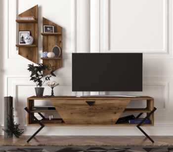 Dizajnový TV stolík PEG PEREGO vás vďaka svojmu netradičnému prevedeniu prenesie do sveta orientu. Je charakteristický výraznou kresbou dreva, ktorá je doplnená metalovými prvkami v podobe trojuholníkových úchytov a kovových tvarovaných nožičiek. Skrinka poskytuje dostatok úložného priestoru vo forme otvorených políc ako aj zatvorenej skrinky s výklopom. Súčasťou TV stolíka DELUXE LOST sú aj praktické závesné police, ktoré ideálne poslúžia na vystavenie dekorácií či kníh. Farebné prevedenie: čierny kov / LydiaRozmery: (š/v/h) 140 x 49,2 x 34,8 (ďalšie rozmery v nákrese)Dodávame v demonte. V ponuke aj konferenčný stolík v rovnakom prevedení. (viď. Príslušenstvo)