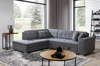 Sedačka PENNY patrí medzi moderné rohové sedačky. Štýlový dizajn v sebe spája rovné línie, zjemnené zaoblením opierok rúk a chrbta. Elegantné prešívanie vytvára vzor na sedacej aj opierkovej časti. Celkový vzhľad dopĺňajú dekoračné vankúšiky, ktoré sú súčasťou sedačky. Tento dominantný kúsok nábytku rozžiari celú miestnosť a stane sa jej neoddeliteľnou súčasťou. Vďaka možnosti rozkladu si vytvoríte spaciu plochu 200 x 126 cm, vhodnú na príležitostné spanie. Dolphinmechanizmus zabezpečí jednoduchú manipuláciu pri rozklade sedačky. Sedačka je vyrobená v kombinácii vlnovcovej pružiny a PUR peny. Touto kombináciou získate maximálne pohodlie pre sedenie či leňošenie. Hustota peny sedacej časti je T3030, hustota peny opierok je T2542.Sedačka je vyrobená v ľavom prevedení rohu. Je celočalúnená, vhodná aj na umiestnenie v priestore. Na čalúnenie je použitá kvalitná látka MatVelvet 63. Celkové rozmery (š/v/h): 260 x 80 x 205cm. Hĺbka sedenia 58 cm, výška sedenia 40 cm.V našej ponuke nájdete túto sedačku aj v opačnom prevedení rohu ako aj v ďalších módnych a štýlových farbách.  