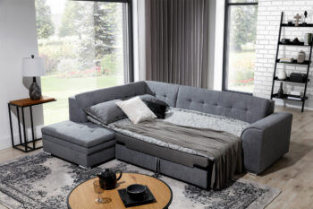 Sedačka PENNY patrí medzi moderné rohové sedačky. Štýlový dizajn v sebe spája rovné línie, zjemnené zaoblením opierok rúk a chrbta. Elegantné prešívanie vytvára vzor na sedacej aj opierkovej časti. Celkový vzhľad dopĺňajú dekoračné vankúšiky, ktoré sú súčasťou sedačky. Tento dominantný kúsok nábytku rozžiari celú miestnosť a stane sa jej neoddeliteľnou súčasťou. Vďaka možnosti rozkladu si vytvoríte spaciu plochu 200 x 126 cm, vhodnú na príležitostné spanie. Dolphinmechanizmus zabezpečí jednoduchú manipuláciu pri rozklade sedačky. Sedačka je vyrobená v kombinácii vlnovcovej pružiny a PUR peny. Touto kombináciou získate maximálne pohodlie pre sedenie či leňošenie. Hustota peny sedacej časti je T3030, hustota peny opierok je T2542.Sedačka je vyrobená v ľavom prevedení rohu. Je celočalúnená, vhodná aj na umiestnenie v priestore. Na čalúnenie je použitá kvalitná látka Monolith 37. Celkové rozmery (š/v/h): 260 x 80 x 205cm. Hĺbka sedenia 58 cm, výška sedenia 40 cm.V našej ponuke nájdete túto sedačku aj v opačnom prevedení rohu ako aj v ďalších módnych a štýlových farbách.  