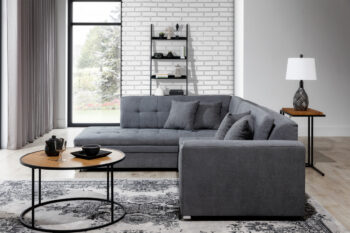 Sedačka PENNY patrí medzi moderné rohové sedačky. Štýlový dizajn v sebe spája rovné línie, zjemnené zaoblením opierok rúk a chrbta. Elegantné prešívanie vytvára vzor na sedacej aj opierkovej časti. Celkový vzhľad dopĺňajú dekoračné vankúšiky, ktoré sú súčasťou sedačky. Tento dominantný kúsok nábytku rozžiari celú miestnosť a stane sa jej neoddeliteľnou súčasťou. Vďaka možnosti rozkladu si vytvoríte spaciu plochu 200 x 126 cm, vhodnú na príležitostné spanie. Dolphinmechanizmus zabezpečí jednoduchú manipuláciu pri rozklade sedačky. Sedačka je vyrobená v kombinácii vlnovcovej pružiny a PUR peny. Touto kombináciou získate maximálne pohodlie pre sedenie či leňošenie. Hustota peny sedacej časti je T3030, hustota peny opierok je T2542.Sedačka je vyrobená v ľavom prevedení rohu. Je celočalúnená, vhodná aj na umiestnenie v priestore. Na čalúnenie je použitá kvalitná látka Monolith 37. Celkové rozmery (š/v/h): 260 x 80 x 205cm. Hĺbka sedenia 58 cm, výška sedenia 40 cm.V našej ponuke nájdete túto sedačku aj v opačnom prevedení rohu ako aj v ďalších módnych a štýlových farbách.  