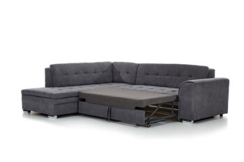 Sedačka PENNY patrí medzi moderné rohové sedačky. Štýlový dizajn v sebe spája rovné línie, zjemnené zaoblením opierok rúk a chrbta. Elegantné prešívanie vytvára vzor na sedacej aj opierkovej časti. Celkový vzhľad dopĺňajú dekoračné vankúšiky, ktoré sú súčasťou sedačky. Tento dominantný kúsok nábytku rozžiari celú miestnosť a stane sa jej neoddeliteľnou súčasťou. Vďaka možnosti rozkladu si vytvoríte spaciu plochu 200 x 126 cm, vhodnú na príležitostné spanie. Dolphinmechanizmus zabezpečí jednoduchú manipuláciu pri rozklade sedačky. Sedačka je vyrobená v kombinácii vlnovcovej pružiny a PUR peny. Touto kombináciou získate maximálne pohodlie pre sedenie či leňošenie. Hustota peny sedacej časti je T3030, hustota peny opierok je T2542.Sedačka je vyrobená v ľavom prevedení rohu. Je celočalúnená, vhodná aj na umiestnenie v priestore. Na čalúnenie je použitá kvalitná látka Monolith 37. Celkové rozmery (š/v/h): 260 x 80 x 205cm. Hĺbka sedenia 58 cm, výška sedenia 40 cm.V našej ponuke nájdete túto sedačku aj v opačnom prevedení rohu ako aj v ďalších módnych a štýlových farbách.  