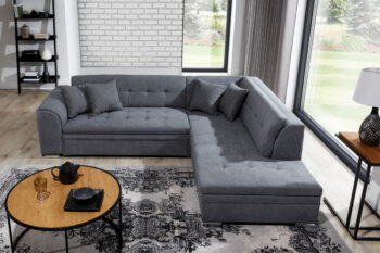 Sedačka PENNY patrí medzi moderné rohové sedačky. Štýlový dizajn v sebe spája rovné línie, zjemnené zaoblením opierok rúk a chrbta. Elegantné prešívanie vytvára vzor na sedacej aj opierkovej časti. Celkový vzhľad dopĺňajú dekoračné vankúšiky, ktoré sú súčasťou sedačky. Tento dominantný kúsok nábytku rozžiari celú miestnosť a stane sa jej neoddeliteľnou súčasťou. Vďaka možnosti rozkladu si vytvoríte spaciu plochu 200 x 126 cm, vhodnú na príležitostné spanie. Dolphinmechanizmus zabezpečí jednoduchú manipuláciu pri rozklade sedačky. Sedačka je vyrobená v kombinácii vlnovcovej pružiny a PUR peny. Touto kombináciou získate maximálne pohodlie pre sedenie či leňošenie. Hustota peny sedacej časti je T3030, hustota peny opierok je T2542.Sedačka je vyrobená v pravom prevedení rohu. Je celočalúnená, vhodná aj na umiestnenie v priestore. Na čalúnenie je použitá kvalitná látka Monolith 37. Celkové rozmery (š/v/h): 260 x 80 x 205cm. Hĺbka sedenia 58 cm, výška sedenia 40 cm.V našej ponuke nájdete túto sedačku aj v opačnom prevedení rohu ako aj v ďalších módnych a štýlových farbách.  