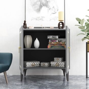 Skrinka PETRH – Luxusné úložné riešenie pre vašu obývaciu izbuSkrinka PETRH je navrhnutá pre tých, ktorí chcú do svojej obývačky priniesť nádych luxusu a elegancie. Vďaka kombinácii antracitovej a zlatej farby sa stane štýlovým stredobodom vášho interiéru. Plné dvierka ponúkajú dostatok úložného priestoru, zatiaľ čo kovové úchytky pridávajú na exkluzivite.S kompaktnými rozmermi 79 x 75 x 40 cm skrinka PETRH ponúka praktické riešenie pre usporiadanie vašich vecí. Vyrobená z kvalitného LTD materiálu s hrúbkou 18 mm, zaručuje pevnosť a odolnosť, čo ju robí ideálnym doplnkom pre každodenné používanie.Hlavné vlastnosti:Materiál: LTDRozmer: 79 x 75 x 40 cmVybavenie: Dvierka plnéŠtýl: LuxusnéPočet dvierok: 2Úchytky: KovovéHrúbka materiálu: 18 mmDodatočné informácie: Dodávame v demonte, plastové nožičkyFarba: Antracit + zlatáSkrinka PETRH je dodávaná v demontovanom stave s priloženým návodom na jednoduchú montáž. Plastové nožičky zaisťujú stabilitu a zároveň chránia podlahu. Tento luxusný kus nábytku je ideálnou voľbou pre tých, ktorí hľadajú elegantné a funkčné riešenie pre svoju obývaciu izbu.