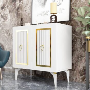 Skrinka PETRH – Luxusné úložné riešenie pre vašu obývaciu izbuSkrinka PETRH je navrhnutá pre tých, ktorí chcú do svojej obývačky priniesť nádych luxusu a elegancie. Vďaka kombinácii antracitovej a zlatej farby sa stane štýlovým stredobodom vášho interiéru. Plné dvierka ponúkajú dostatok úložného priestoru, zatiaľ čo kovové úchytky pridávajú na exkluzivite.S kompaktnými rozmermi 79 x 75 x 40 cm skrinka PETRH ponúka praktické riešenie pre usporiadanie vašich vecí. Vyrobená z kvalitného LTD materiálu s hrúbkou 18 mm, zaručuje pevnosť a odolnosť, čo ju robí ideálnym doplnkom pre každodenné používanie.Hlavné vlastnosti:Materiál: LTDRozmer: 79 x 75 x 40 cmVybavenie: Dvierka plnéŠtýl: LuxusnéPočet dvierok: 2Úchytky: KovovéHrúbka materiálu: 18 mmDodatočné informácie: Dodávame v demonte, plastové nožičkyFarba: Biela + zlatáSkrinka PETRH je dodávaná v demontovanom stave s priloženým návodom na jednoduchú montáž. Plastové nožičky zaisťujú stabilitu a zároveň chránia podlahu. Tento luxusný kus nábytku je ideálnou voľbou pre tých, ktorí hľadajú elegantné a funkčné riešenie pre svoju obývaciu izbu.