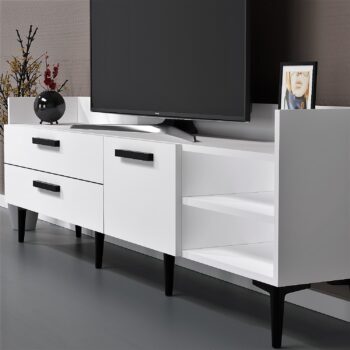 TV stolík PIKE - moderné a praktické riešenie pre vašu obývaciu izbuTV stolík PIKE je ideálnou voľbou pre tých, ktorí hľadajú elegantný a funkčný nábytok do obývačky. Vďaka svojmu modernému dizajnu a praktickému usporiadaniu poskytuje dostatok úložného priestoru a ľahko zapadne do každého interiéru.Vyrobený z kvalitného LTD materiálu s hrúbkou 18 mm, stolík PIKE je zárukou pevnosti a dlhej životnosti. Stolík je vybavený skrinkou s dvoma dvierkami a praktickým regálkom, ktorý umožňuje ľahké usporiadanie vašich multimediálnych zariadení a ďalších doplnkov. Plastové úchytky zaisťujú jednoduché a pohodlné otváranie.Hlavné vlastnosti produktu:Typ tovaru: TV stolíkVhodné do miestnosti: obývacia izbaMateriál: LTDRozmery: 55 x 180 x 29.6 cmFarba: bielaVybavenie: skrinka a regálPočet dvierok: 2Úchytky: plastDodatočné informácie: Dodávame v demonte, plastové nožičkyTV stolík PIKE je dodávaný v demontovanom stave, čo uľahčuje prepravu a montáž. Plastové nožičky zaisťujú stabilitu a ochranu podlahy pred poškodením.
