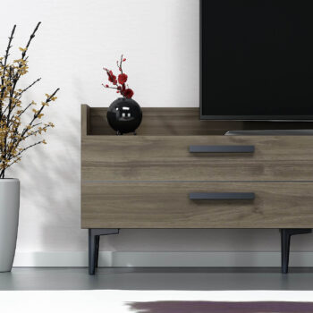 TV stolík PIKE - moderné a praktické riešenie pre vašu obývaciu izbuTV stolík PIKE je ideálnou voľbou pre tých, ktorí hľadajú elegantný a funkčný nábytok do obývačky. Vďaka svojmu modernému dizajnu a praktickému usporiadaniu poskytuje dostatok úložného priestoru a ľahko zapadne do každého interiéru.Vyrobený z kvalitného LTD materiálu s hrúbkou 18 mm, stolík PIKE je zárukou pevnosti a dlhej životnosti. Stolík je vybavený skrinkou s dvoma dvierkami a praktickým regálkom, ktorý umožňuje ľahké usporiadanie vašich multimediálnych zariadení a ďalších doplnkov. Plastové úchytky zaisťujú jednoduché a pohodlné otváranie.Hlavné vlastnosti produktu:Typ tovaru: TV stolíkVhodné do miestnosti: obývacia izbaMateriál: LTDRozmery: 55 x 180 x 29.6 cmFarba: orechVybavenie: skrinka a regálPočet dvierok: 2Úchytky: plastDodatočné informácie: Dodávame v demonte, plastové nožičkyTV stolík PIKE je dodávaný v demontovanom stave, čo uľahčuje prepravu a montáž. Plastové nožičky zaisťujú stabilitu a ochranu podlahy pred poškodením.