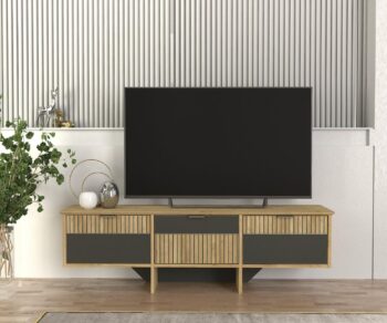 TV stolík POLETObohaťte svoju obývačku moderným a praktickým TV stolíkom POLET. Tento štýlový nábytok je navrhnutý tak, aby spĺňal všetky vaše požiadavky na funkčnosť a estetiku.Špecifikácia produktu:Názov produktu: POLETTyp tovaru: TV stolík TVVhodné do miestnosti: obývacia izbaMateriál: LTDRozmer: 150 x 45,3 x 35 cmFarba: šedá + svetlo hnedáVybavenie: skrinkaPočet dvierok: 3Hrúbka materiálu: 18 mmDodatočné informácie: Dodávame v demonteTV stolík POLET ponúka dostatok úložného priestoru vďaka trom dvierkam, za ktorými sa nachádza praktická skrinka. Je vyrobený z kvalitného materiálu LTD s hrúbkou 18 mm, čo zaisťuje jeho pevnosť a dlhú životnosť. Kombinácia šedej a svetlo hnedej farby dodáva vašej obývačke moderný a elegantný vzhľad.Vďaka jednoduchej montáži, ktorú umožňuje dodanie v demontovanom stave, si môžete svoj nový televízny stolík užívať behom chvíľky. Získajte televízny stolík POLET a vylepšite svoju obývačku štýlovým a funkčným doplnkom!