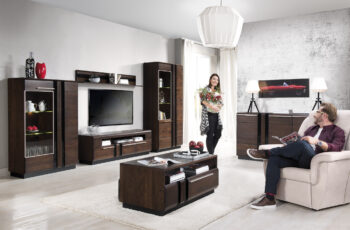 Ponúkame Vám exkluzívnu kolekciu nábytku PORTORIKO, z ktorej si dokážete zariadiť elegantnú spálňu, jedáleň či obývacia izbu. Jej súčasťou je štýlová RTV skrinka s troma šuplíkmi PORTORIKO 25.Dizajnové prevedenie nábytku zvýrazňuje efektné 3D riflovanie na dekoračných lištách, ktoré je kombinované s elegantným čiernym sklom. Skrinka je vyrobená z vysoko kvalitných materiálov. Korpus je z prírodnej dýhy, predné časti nábytku sú z dubového masívneho dreva. Úchytky sú kovové. Rozmery (š/v/h):  160 x 51 x 42 cm. Farba: dub čokoládový/čierne sklo.Luxusný sektorový nábytok PORTORIKO sa stane ozdobou Vašej domácnosti. Pre zariadenie štýlovej spálne, obývacej izby alebo jedálne si môžete vybrať z viacerých samostatných elementov PORTORIKO. V našej ponuke nájdete aj farebné prevedenie dub antický.Dodávame zmontované.