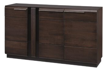 Ponúkame Vám exkluzívnu kolekciu nábytku PORTORIKO, z ktorej si dokážete zariadiť elegantnú spálňu, jedáleň či obývacia izbu. Jej súčasťou je štýlová trojdverová komoda PORTORIKO 45.Dizajnové prevedenie nábytku zvýrazňuje efektné 3D riflovanie na dekoračných lištách, ktoré je kombinované s elegantným čiernym sklom. Súčasťou komody je 6 vnútorných poličiek. Korpus je z prírodnej dýhy, predné časti nábytku sú z dubového masívneho dreva. Úchytky sú kovové. Rozmery (š/v/h):  160 x 90 x 42 cm. Farba: dub čokoládový/čierne sklo.Luxusný sektorový nábytok PORTORIKO sa stane ozdobou Vašej domácnosti. Pre zariadenie štýlovej spálne, obývacej izby alebo jedálne si môžete vybrať z viacerých samostatných elementov PORTORIKO. V našej ponuke nájdete aj farebné prevedenie dub antický.Dodávame zmontované.