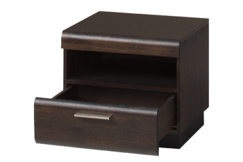Ponúkame Vám exkluzívnu kolekciu nábytku PORTORIKO, z ktorej si dokážete zariadiť elegantnú spálňu, jedáleň či obývacia izbu. Jej súčasťou je aj nočný stolík PORTORIKO 79 s praktickým šuplíkom na odloženie rôznych drobných predmetov.  Okrem odkladacieho šuplíkového priestoru využijete priestor vhodný na umiestnenie nočnej lampy, či odloženie knižky. Je ideálny k posteli PORTORIKO.Stolík je vyrobený z vysoko kvalitných materiálov. Korpus je z prírodnej dýhy, predné čielka zásuviek sú z dubového masívneho dreva. Úchyt na šuplíku je kovový.  Rozmery (š/v/h) 50 x 45 x 42 cm.  Farba: dub čokoládový.Luxusný sektorový nábytok PORTORIKO sa stane ozdobou Vašej domácnosti. Pre zariadenie štýlovej spálne, obývacej izby alebo jedálne si môžete vybrať z viacerých samostatných elementov PORTORIKO.Dodávame zmontované.