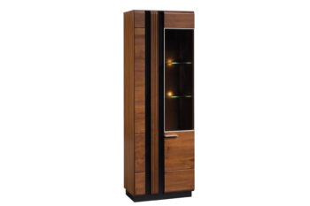 Ponúkame Vám exkluzívnu kolekciu nábytku PORTORIKO, z ktorej si dokážete zariadiť elegantnú spálňu, jedáleň či obývacia izbu. Jej súčasťou je štýlová vysoká vitrína PORTORIKO 11.Dizajnové prevedenie nábytku zvýrazňuje efektné 3D riflovanie na dekoračných lištách, ktoré je kombinované s elegantným čiernym sklom.Za jednokrídlovými dverami nájdete 4 poličky. Ku skleneným poličkám je možné dokúpiť si elegantné LED osvetlenie, ktorý zvýrazní detaily tohto unikátneho nábytku. Vitrína je vyrobená z vysoko kvalitných materiálov. Korpus je z prírodnej dýhy, predné časti nábytku sú z dubového masívneho dreva. Úchytky sú kovové. Rozmery (š/v/h):  66 x 198 x 42 cm. Farba: dub antický/čierne sklo. Prevedenie: pravé otváranie dverí (v ponuke nájdete aj ľavé prevedenie).Luxusný sektorový nábytok PORTORIKO sa stane ozdobou Vašej domácnosti. Pre zariadenie štýlovej spálne, obývacej izby alebo jedálne si môžete vybrať z viacerých samostatných elementov PORTORIKO. V našej ponuke nájdete aj farebné prevedenie dub čokoládový.Dodávame zmontované.