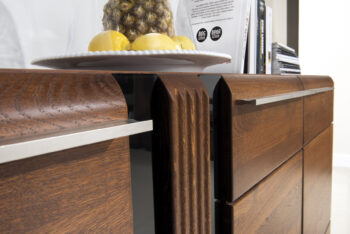 Vitrína z exkluzívnej kolekcie nábytku PORTORIKO. Rozmery v/š/h 145 x 95 x 42 cm. Do vitríny je možné dokúpiť LED osvetlenie. Dodávame zmontované. Luxusný sektorový nábytok PORTORIKO  sa stane ozdobou Vašej obývačky. Moderný dizajn nábytku podčiarkuje 3D riflovanie na dekoračných lištách, ktoré sú skombinované s elegantným čiernym sklom. Nábytok je vyrobený z vysoko kvalitných materiálov akými je dubové masívne drevo na predných častiach nábytku, korpus tvorí prírodná dyha. Úchytky sú kovové. Pre zariadenie štýlovej obývacej izby alebo jedálne máte k dispozícií 9 samostatných elementov.Dodávame zmontované.