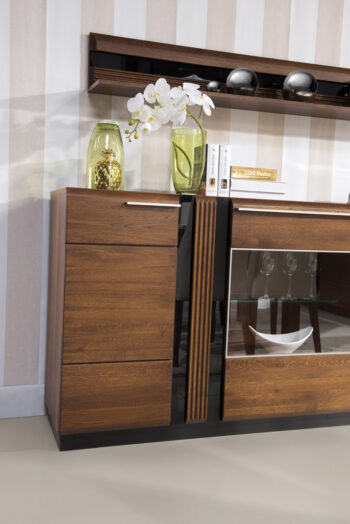 Vitrína z exkluzívnej kolekcie nábytku PORTORIKO. Rozmery v/š/h 90 x 180 x 42 cm. Do vitríny je možné dokúpiť LED osvetlenie.  Dodávame zmontované. Luxusný sektorový nábytok PORTORIKO  sa stane ozdobou Vašej obývačky. Moderný dizajn nábytku podčiarkuje 3D riflovanie na dekoračných lištách, ktoré sú skombinované s elegantným čiernym sklom. Nábytok je vyrobený z vysoko kvalitných materiálov akými je dubové masívne drevo na predných častiach nábytku, korpus tvorí prírodná dyha. Úchytky sú kovové. Pre zariadenie štýlovej obývacej izby alebo jedálne máte k dispozícií 9 samostatných elementov.Dodávame zmontované.