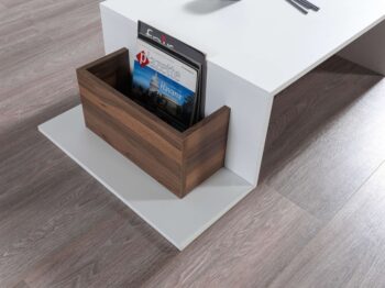 Konferenčný stolík POTTER je ideálnou voľbou pre vašu obývaciu izbu. Spája moderný dizajn s praktickými úložnými priestormi a je vyrobený z kvalitného LTD materiálu, čo zaručuje jeho dlhú životnosť a odolnosť.Detailné špecifikácieTyp tovaru: Konferenčný stolíkVhodné do miestnosti: Obývacia izbaMateriál: LTD s hrúbkou materiálu 18 mmRozmery: 106,8 x 31,8 x 60 cmFarba: Biela + orechVybavenie: Regálka pre praktické usporiadanie vašich vecíVzhľad: ŠirokáTvar: ObdĺžnikovýDodatočné informácie: Dodávame v demonteKonferenčný stolík POTTER prináša eleganciu a funkčnosť do vašej obývačky. Vďaka svojej kombinácii bielej a orechovej farby sa ľahko začlení do akéhokoľvek interiéru. Obdĺžnikový tvar a praktický regál poskytujú dostatok priestoru pre všetky vaše potreby, či už ide o knihy, dekorácie alebo diaľkové ovládače.