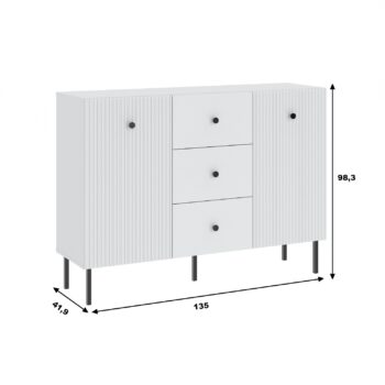 Ak hľadáte originálny nábytok do svojho interiéru, nábytok PRADY je perfektnou voľbou. Nábytok má estetický dekor frézovaných dverí, minimalistické úchytky a vysoké nožičky, čím úchváti nejedného zákazníka, ktorý má rád eleganciu a štýlovosť.Komoda je vyrobená z kvalitných LTD dosiek, ktoré sú nenáročné na údržbu. Nožičky sú kovové. Komoda je dvojdverová, s tromi zásuvkami.Farba: biela, čierny úchyt.Rozmery:šírka: 135 cmvýška: 98 cmhĺbka: 42 cm.V našej ponuke nájdete aj ďalšie prvky PRADY.Dodávame v demontovanom stave.