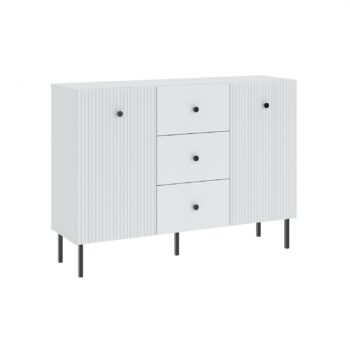 Ak hľadáte originálny nábytok do svojho interiéru, nábytok PRADY je perfektnou voľbou. Nábytok má estetický dekor frézovaných dverí, minimalistické úchytky a vysoké nožičky, čím úchváti nejedného zákazníka, ktorý má rád eleganciu a štýlovosť.Komoda je vyrobená z kvalitných LTD dosiek, ktoré sú nenáročné na údržbu. Nožičky sú kovové. Komoda je dvojdverová, s tromi zásuvkami.Farba: biela, čierny úchyt.Rozmery:šírka: 135 cmvýška: 98 cmhĺbka: 42 cm.V našej ponuke nájdete aj ďalšie prvky PRADY.Dodávame v demontovanom stave.