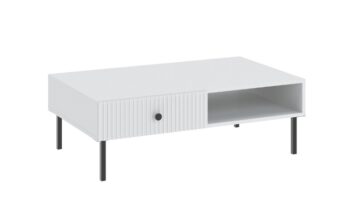 Ak hľadáte originálny nábytok do svojho interiéru, nábytok PRADY je perfektnou voľbou. Nábytok má estetický dekor frézovaných dverí, minimalistické úchytky a vysoké nožičky, čím úchváti nejedného zákazníka, ktorý má rád eleganciu a štýlovosť.Konferenčný stolík je vyrobený z kvalitných LTD dosiek, ktoré sú nenáročné na údržbu. Nožičky sú kovové. Disponuje dvomi zásuvkami.Farba: biela, čierny úchyt.Rozmery:šírka: 102 cmvýška: 35 cmhĺbka: 67 cm.V našej ponuke nájdete aj ďalšie prvky PRADY.Dodávame v demontovanom stave.