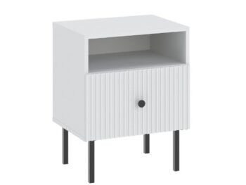 Ak hľadáte originálny nábytok do svojho interiéru, nábytok PRADY je perfektnou voľbou. Nábytok má estetický dekor frézovaných dverí, minimalistické úchytky a vysoké nožičky, čím úchváti nejedného zákazníka, ktorý má rád eleganciu a štýlovosť.Nočný stolík je vyrobený z kvalitných LTD dosiek, ktoré sú nenáročné na údržbu. Nožičky sú kovové. Stolík disponuje jednou zásuvkou a otvorenou policou.Farba: biela, čierny úchyt.Rozmery:šírka: 47 cmvýška: 61 cmhĺbka: 42 cm.V našej ponuke nájdete aj ďalšie prvky PRADY.Dodávame v demontovanom stave.