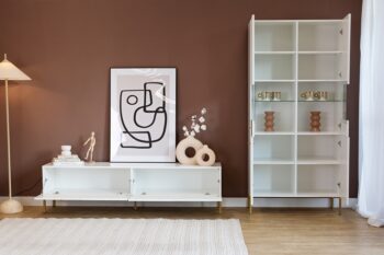 Ak hľadáte originálny nábytok do svojho interiéru, nábytok PRADY je perfektnou voľbou. Nábytok má estetický dekor frézovaných dverí, minimalistické úchytky a vysoké nožičky, čím úchváti nejedného zákazníka, ktorý má rád eleganciu a štýlovosť.Obývacia zostava je vyrobená z kvalitných LTD dosiek, ktoré sú nenáročné na údržbu. Nožičky sú kovové.Farba: biela, čierny úchyt.Obývacia stena sa skladá z týchto prvkov:Televízny stolík - rozmery (š,v,h):  180 x 48 x 42 cm,vitrína - rozmery (š,v,h):  47 x 193 x 42 cm,komoda 1D3S -  rozmery (š,v,h): 91 x 98 x 42 cm.V našej ponuke nájdete aj ďalšie prvky PRADY.Dodávame v demontovanom stave.