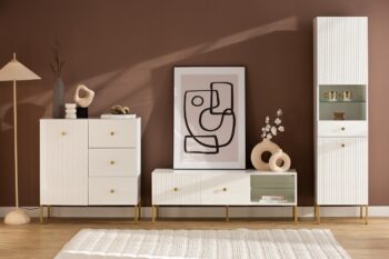 Ak hľadáte originálny nábytok do svojho interiéru, nábytok PRADY je perfektnou voľbou. Nábytok má estetický dekor frézovaných dverí, minimalistické úchytky a vysoké nožičky, čím úchváti nejedného zákazníka, ktorý má rád eleganciu a štýlovosť.Televízny stolík je vyrobený z kvalitných LTD dosiek, ktoré sú nenáročné na údržbu. Nožičky sú kovové. Stolík má jedny výklopné dvierka a jednu presklenú policu.Farba: biela, zlatý úchyt.Rozmery:šírka: 135 cmvýška: 48 cmhĺbka: 42 cm.V našej ponuke nájdete aj ďalšie prvky PRADY.Dodávame v demontovanom stave.