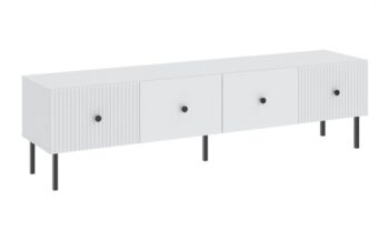 Ak hľadáte originálny nábytok do svojho interiéru, nábytok PRADY je perfektnou voľbou. Nábytok má estetický dekor frézovaných dverí, minimalistické úchytky a vysoké nožičky, čím úchváti nejedného zákazníka, ktorý má rád eleganciu a štýlovosť.Televízny stolík je vyrobený z kvalitných LTD dosiek, ktoré sú nenáročné na údržbu. Nožičky sú kovové. Stolík má dvoje  výklopné dvierka.Farba: biela, čierny úchyt.Rozmery:šírka: 180 cmvýška: 48 cmhĺbka: 42 cm.V našej ponuke nájdete aj ďalšie prvky PRADY.Dodávame v demontovanom stave.