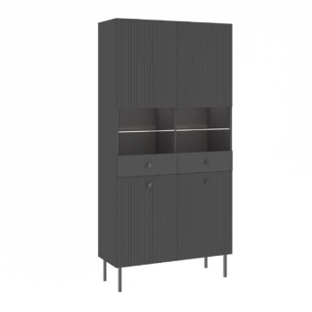 Ak hľadáte originálny nábytok do svojho interiéru, nábytok PRADY je perfektnou voľbou. Nábytok má estetický dekor frézovaných dverí, minimalistické úchytky a vysoké nožičky, čím úchváti nejedného zákazníka, ktorý má rád eleganciu a štýlovosť.Vitrína je vyrobená z kvalitných LTD dosiek, ktoré sú nenáročné na údržbu. Nožičky sú kovové. Vitrína je štvordverová, v strednej časti sú dve otvorené presklené police.Farba: antracit.Rozmery:šírka: 91 cmvýška: 193 cmhĺbka: 42 cm.V našej ponuke nájdete aj ďalšie prvky PRADY.Dodávame v demontovanom stave.