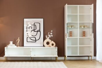 Ak hľadáte originálny nábytok do svojho interiéru, nábytok PRADY je perfektnou voľbou. Nábytok má estetický dekor frézovaných dverí, minimalistické úchytky a vysoké nožičky, čím úchváti nejedného zákazníka, ktorý má rád eleganciu a štýlovosť.Vitrína je vyrobená z kvalitných LTD dosiek, ktoré sú nenáročné na údržbu. Nožičky sú kovové. Vitrína je štvordverová, v strednej časti sú dve otvorené presklené police.Farba: biela, čierny úchyt.Rozmery:šírka: 91 cmvýška: 193 cmhĺbka: 42 cm.V našej ponuke nájdete aj ďalšie prvky PRADY.Dodávame v demontovanom stave.