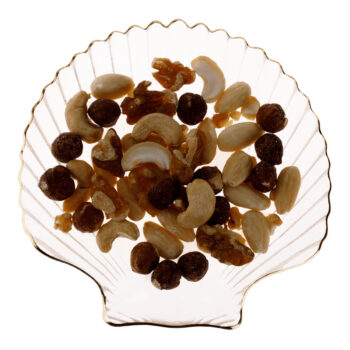 Predstavujeme vám elegantnú sklenenú servírovaciu misku Pure Shells, ktorá prichádza v praktickom balení štyroch kusov. Táto miska je ideálnym doplnkom pre každú modernú domácnosť, kde sa kladie dôraz na štýl a funkčnosť. Vďaka svojmu priehľadnému a zlatému prevedeniu dodáva vášmu stolovaniu…