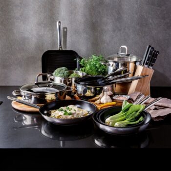 Wok Saturn vás prekvapí svojou hĺbkou a aj unikátnou technológiou vnútornej povrchovej úpravy. Ide o ILAG XERADUR 2 s metalickým efektom, ktorý je vysoko odolný voči oderom a korózii. Test priľnavosti dokázal, že vajíčka sa nepripálili ani pri teplote 300 °C, čo ocenia začínajúce kuchárky aj skúsení majstri. Séria Saturn je navrhnutá v nadčasovom dizajne s veľkými praktickými rúčkami, vhodná na všetky typy varných dosiek, vyrobená z kvalitných materiálov, ktoré obstoja aj pri častom používaní a umývaní. Možné vkladať do rúry pri teplote max 220 °C a tiež do umývačky riadu.