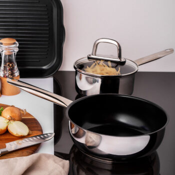 Wok Saturn vás prekvapí svojou hĺbkou a aj unikátnou technológiou vnútornej povrchovej úpravy. Ide o ILAG XERADUR 2 s metalickým efektom, ktorý je vysoko odolný voči oderom a korózii. Test priľnavosti dokázal, že vajíčka sa nepripálili ani pri teplote 300 °C, čo ocenia začínajúce kuchárky aj skúsení majstri. Séria Saturn je navrhnutá v nadčasovom dizajne s veľkými praktickými rúčkami, vhodná na všetky typy varných dosiek, vyrobená z kvalitných materiálov, ktoré obstoja aj pri častom používaní a umývaní. Možné vkladať do rúry pri teplote max 220 °C a tiež do umývačky riadu.
