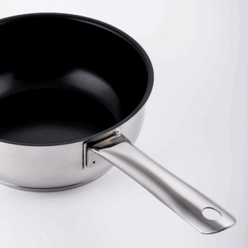 Panvica Saturn vás prekvapí svojou hĺbkou a aj unikátnou technológiou vnútornej povrchovej úpravy. Ide o ILAG XERADUR 2 s metalickým efektom, ktorý je vysoko odolný voči oderom a korózii. Test priľnavosti dokázal, že vajíčka sa nepripálili ani pri teplote 300 °C, čo ocenia začínajúce kuchárky aj skúsení majstri. Séria Saturn je navrhnutá v nadčasovom dizajne s veľkými praktickými rúčkami, vhodná na všetky typy varných dosiek, vyrobená z kvalitných materiálov, ktoré obstoja aj pri častom používaní a umývaní. Možné vkladať do rúry pri teplote max 220 °C a tiež do umývačky riadu.