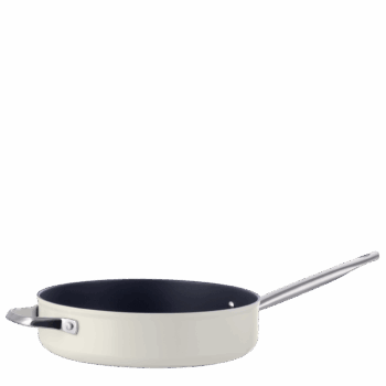 Ak hľadáte skutočne univerzálny kúsok do kuchyne, SATURN TERRA je tou správnou voľbou. Táto hlboká panvica v štýlovej krémovej farbe zvládne všetko, na čo si spomeniete – od chutných omáčok, cestovín a dusených jedál, až po pečené mäso, zapekané pokrmy či zapekané mäso. Moderný titánový povrch: Nepriľnavý povrch bez PFAS, PTFE, PFOA, olova a kadmia pre zdravé varenie bez chemikálií. Perfektná na každý recept: Vysoké okraje zabezpečia pohodlnú prípravu väčšieho množstva jedla. Efektívna a odolná: Rovnomerné rozloženie tepla a odolnosť voči vysokým teplotám zaručujú vždy dokonalý výsledok. Rovnomerné teplo: Hliníkový základ zaručuje perfektné výsledky bez studených miest. Dlhá životnosť: Titánový povrch odoláva opotrebeniu a poškriabaniu. Zdravšie jedlá: Varte s minimom tuku a dosiahnite lahodné chute. Upozornenie : Hrnce a panvice Saturn Terra majú feromagnetické dno s tenkým hliníkovým pásom, ktorý pri umývaní v umývačke alebo používaní na plynovom sporáku môže zmeniť farbu. Tento jav neovplyvňuje funkčnosť riadu. Pre zachovanie vzhľadu odporúčame ručné umývanie.
