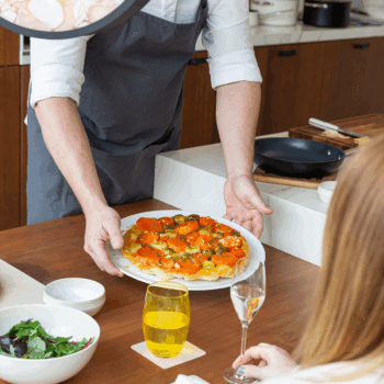 Tanier na pizzu s priemerom 35 cm z línie Hotel Inn Chic je povinnou výbavou milovníkov tradičného talianskeho jedla - pizza. Vďaka jednoduchému dizajnu sa hodí do všetkých typov interiérov, či už moderných alebo klasických.