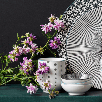 Porcelánový pohár z kolekcie Elements Asia Earth dodá vášmu stolovaniu atmosféru ďalekého východu. Jeho dizajn tvoria ručne maľované zelené bodky v rôznych odtieňoch. Pre dosiahnutie maximálneho ázijského zážitku v ňom odporúčame podávať zelený čaj.