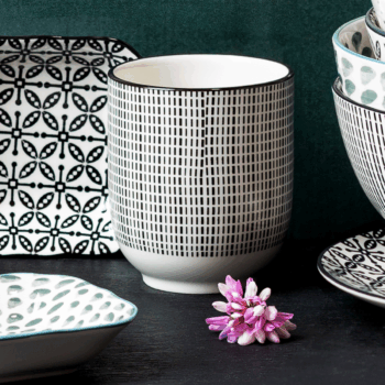 Porcelánový pohár z kolekcie Elements Asia Fire dodá vášmu stolovaniu atmosféru ďalekého východu. Jeho dizajn zdobia maľované vzory vytvorené čiernym ornamentom. Pre dosiahnutie maximálneho ázijského zážitku v ňom odporúčame podávať zelený čaj.