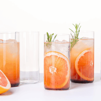 Longdrink 21st Century Bar má mimoriadne tenké steny aj dno, vďaka čomu je ľahký a nechá vyniknúť farbu nápoja. Preto sa doň skvelo hodí servírovať ovocné šťavy či drinky.