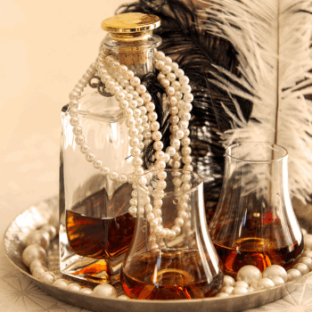 Set pohárov na whisky s ukážkovo hladkými líniami bez ostrých hrán a výbežkov. Jeho oblé tvary splynú s dotykom každej dlane a zúžená vrchná kontúra umožní plynulé kĺzanie nápoja. A presne to mu dodá výnimočnú chuť a nezabudnuteľné spojenie, ktoré budú chcieť vaši hostia zažiť znova a znova. DOPLŇUJÚCE INFORMÁCIE Produkt nemá zobrazenú, ani vlisovanú ciachu (rysku). Stanovený objem produktu je celkový, vyrátaný až po okraj.