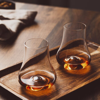Set pohárov na whisky s ukážkovo hladkými líniami bez ostrých hrán a výbežkov. Jeho oblé tvary splynú s dotykom každej dlane a zúžená vrchná kontúra umožní plynulé kĺzanie nápoja. A presne to mu dodá výnimočnú chuť a nezabudnuteľné spojenie, ktoré budú chcieť vaši hostia zažiť znova a znova. DOPLŇUJÚCE INFORMÁCIE Produkt nemá zobrazenú, ani vlisovanú ciachu (rysku). Stanovený objem produktu je celkový, vyrátaný až po okraj.