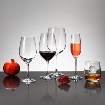 Elegantné poháre Benu Glas Lunasol sa stanú dizajnovou ozdobou vášho stola. Skrášlite si servírovanie nealkoholických nápojov so špeciálnym, laserovo orezaným okrajom. Očaria vás ich výnimočné vlastnosti, ako napríklad krištáľovo čistý lesk, možnosť umývať ich v umývačke riadu bez výčitiek alebo vysoká odolnosť voči nárazom. Poháre sú vyrobené z krištáľového skla META Glass®. META Glass® je registrovaná ochranná známka spoločnosti Sola Switzerland EU. Sklo META Glass® sa postará o to, aby ste si výrobky z neho vychutnávali bez obmedzení.